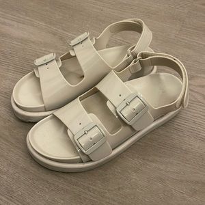 Size 39 sandal hm cream color